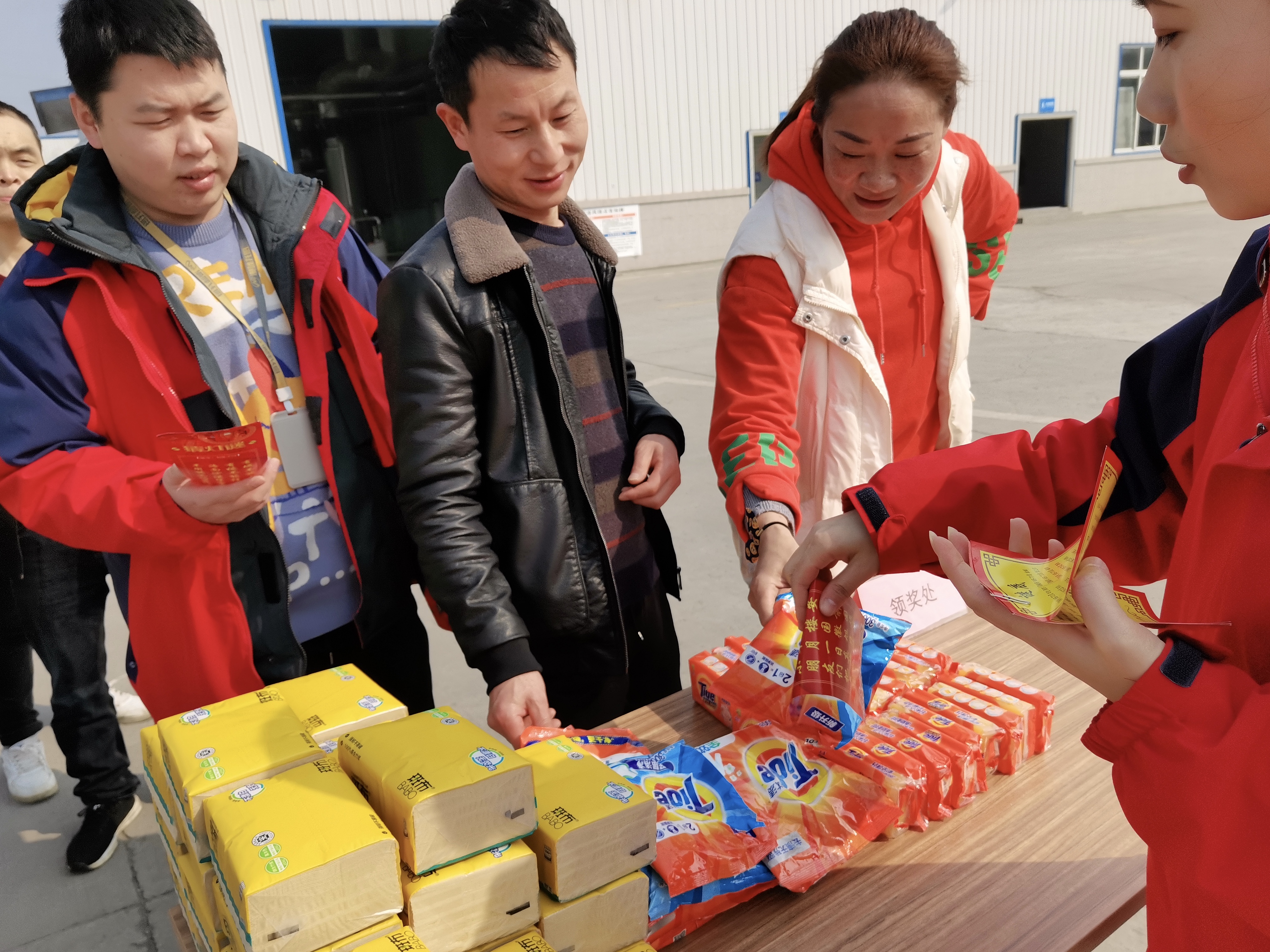 猜字谜闹元宵，，，，，，文化传承庆佳节